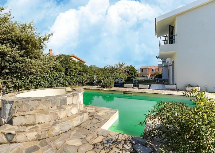 شقة A 150 Meter Long Mare, 2 Fish *